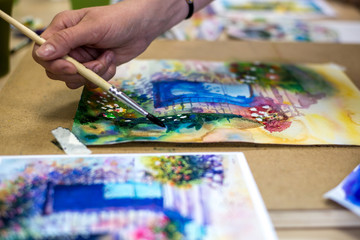 Obraz premium Women Hand drawing watercolor. Creation process of watercolor painting