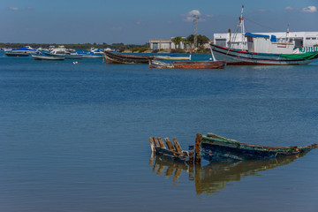 Fischerboote im Schwemmland von Chiclana de la Frontera