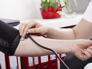 Krankenschwester misst den Puls eines Patienten