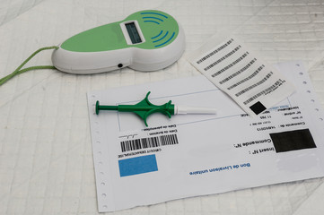 identification par puce électronique est obligatoire pour les animaux domestiques, la puce s'implante a gauche sous sédation.