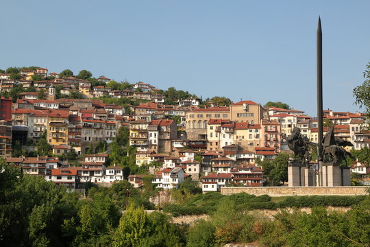 ville de Veliko Tarnovo avec le monument de Assen au premier plan &ndash; Bulgarie