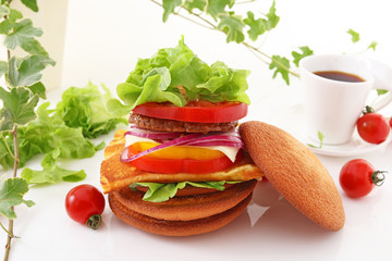 おいしそうなハンバーガーとコーヒー