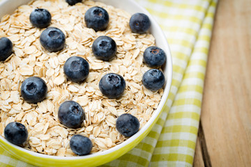 Oatmeal porridge with blueberries. healthy breakfast.