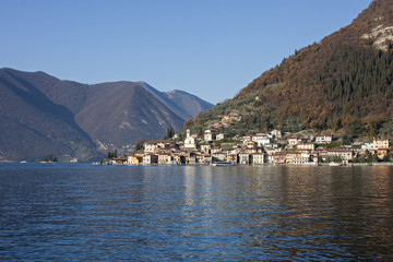 Fototapeta premium Monte Isola, sul lago di Iseo, vista da Sulzano