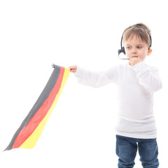kleiner fan mit deutschlandfahne macht eine ansage am headset
