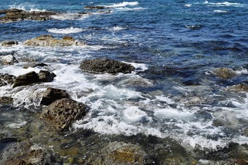 庄内浜の荒波／山形県庄内浜で、荒波風景を撮影した写真です。庄内浜は非常にきれいな白砂が広がる海岸と、奇岩怪石の磯が続く素晴らしい景観のリゾート地です。強風の日の海岸で、日本海の荒波を撮影した写真です。
