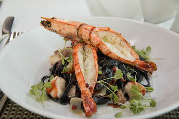  black Spaghetti with sauce and shirmp