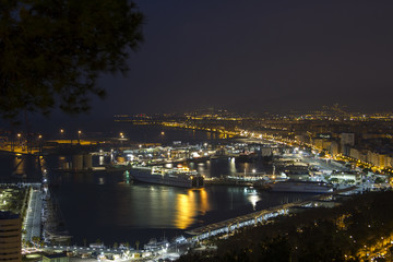 Fototapeta na wymiar vista del puerto de Malaga al anochecer