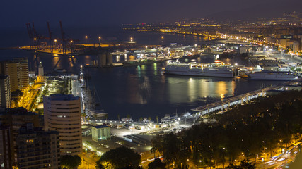 vista del puerto de Malaga al anochecer