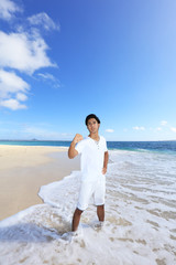 Fototapeta na wymiar 南国の美しいビーチで寛ぐ男性