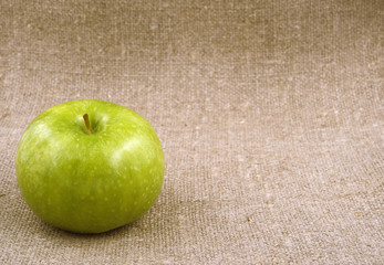 Зеленое яблоко на Льняной ткани
