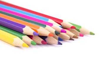 Разноцветные карандаши на белом фоне
