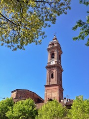 Fototapeta na wymiar primavera a Saluzzo con vista del campanile