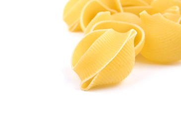 Макароны ракушки на белом фоне