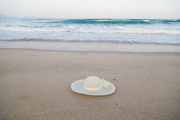 Fototapeta na wymiar hat on the beach summer