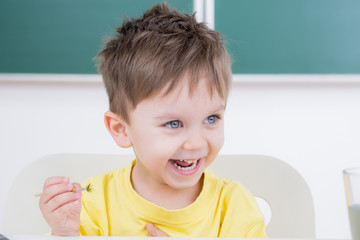 lachender kleiner junge beim malen mit dem pinsel © Racle Fotodesign