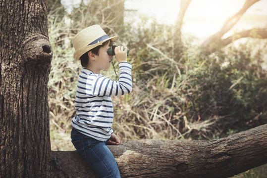 ni&ntilde;o peque&ntilde;o con prismaticos