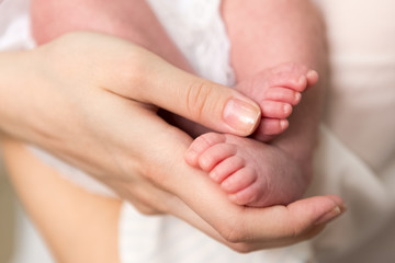 Obraz na płótnie Canvas baby legs newborn