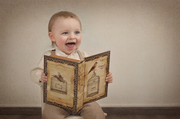 Kleinkind liest ein Buch