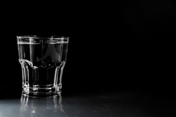 グラスに注いだ水