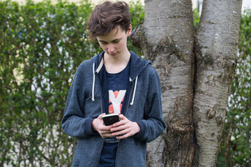 Teenager sieht aufs Handy