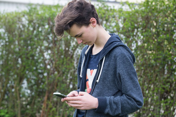 Teenagar spielt am Handy