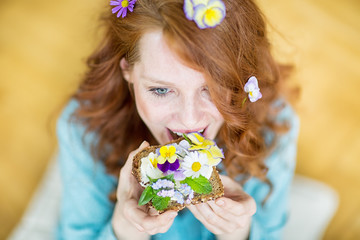 Frau isst ein lecker belegtes Brot