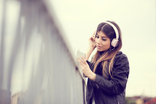 Urban girl listening to some music