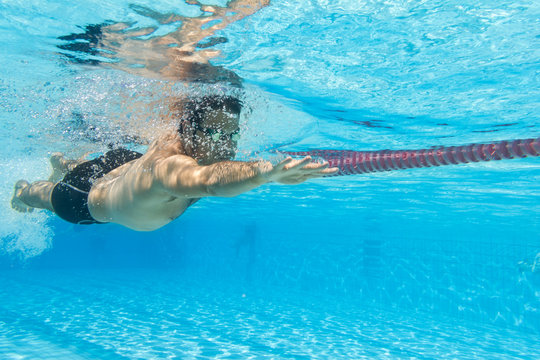 Mann schwimmt Freistil Kraul - Unterwasseraufnahme