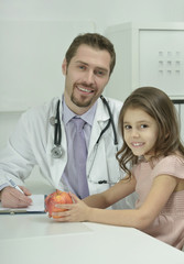 Obraz premium male doctor with little girl