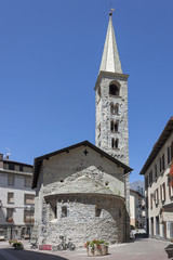 Fototapeta na wymiar La Chiesa di San Vitale nel centro di Bormio