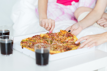 Obraz na płótnie Canvas friends or teen girls eating pizza at home