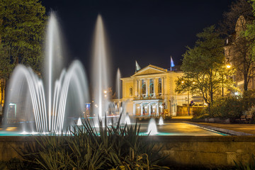 Oper Halle mit Springbrunnen bei Nacht