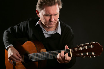 Obraz premium man playing guitar