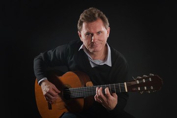 Obraz premium man playing guitar