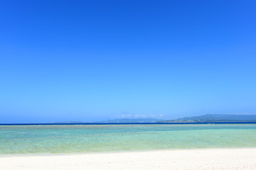 Fototapeta premium 沖縄の美しい海とさわやかな空
