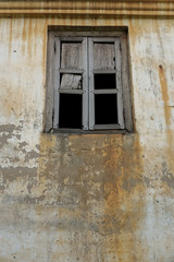 Obraz na płótnie Canvas Old wall building with windows