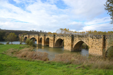 Obraz premium puente de piedra cruzando el Río Ebro