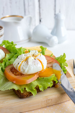 Sandwich with poached eggs