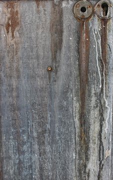 Peinture et rouille sur une porte m&eacute;tallique (Paris)