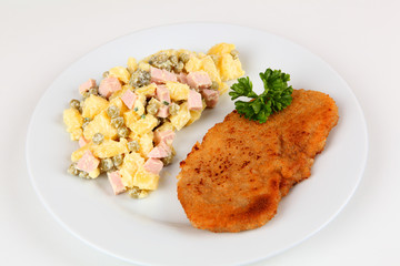 Schnitzel und Kartoffelsalat