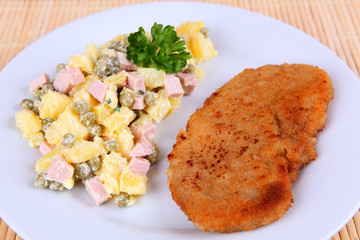 Schnitzel und Kartoffelsalat