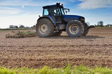 tracteur et sa herse en plein travail