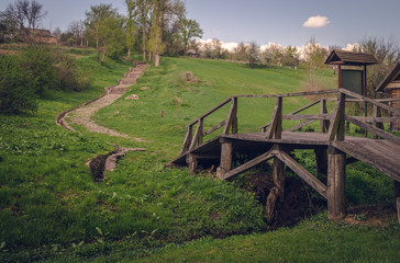 Fototapeta na wymiar Деревянный мостик через небольшой ручей. Умиротворённая природа восточыной Европы