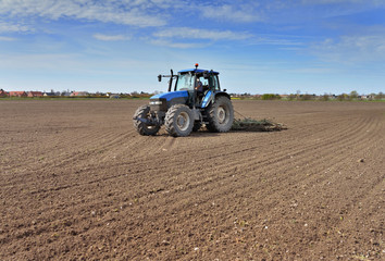 tracteur et sa herse en plein travail