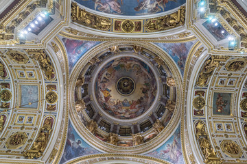 Fototapeta na wymiar SAINT-PETERSBURG, RUSSIA - 16 Dec 2015: - Interior Isaac's cathedral on 16 Dec 2015, in St-Petersburg, Russian Federation