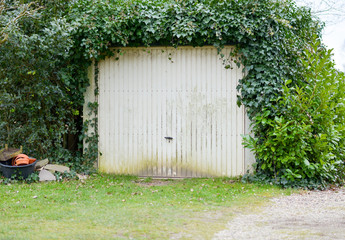 Garage unter Efeu