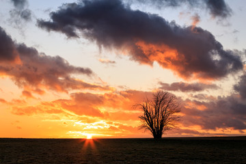 Sonnenuntergang und dramatische Wolkenbildung
