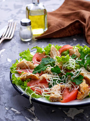 Salad with chicken, tomato and cheese