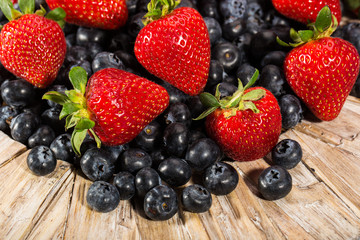 Fototapeta na wymiar Plate full of fresh blueberries and strawberries